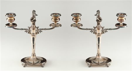 ARGENTIERE DEL XX SECOLO Coppia di candelabri a due fiamme, fusto centrale...