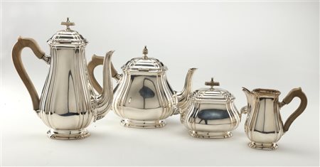 ARGENTIERE ITALIANO DEL XX SECOLO Gruppo di quattro argenti: teiera,...
