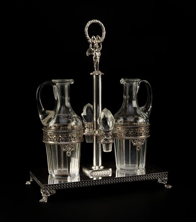 ARGENTIERE DEL XX SECOLO Oliera in argento sbalzato. . Cm 33,00. Presenti...