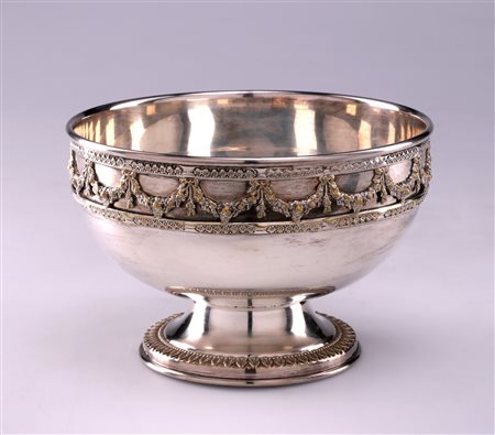 MANIFATTURA INGLESE DEL XIX SECOLO Coppetta in argento sbalzato e cesellato....