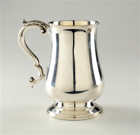 ARGENTIERE INGLESE DEL XIX SECOLO Coppetta in argento. . Cm 13,50. Peso gr...