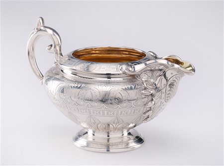 ARGENTIERE INGLESE DEL XIX SECOLO Lattiera in argento cesellato. . Cm 9,00....