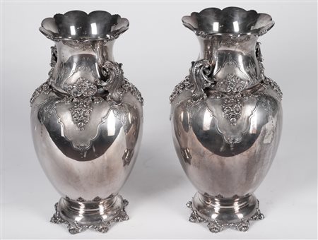 ARGENTIERE ITALIANO DEL XX SECOLO Coppia di vasi in argento sbalzato e...