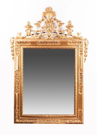 MANIFATTURA DEL XIX SECOLO Specchiera in legno scolpito e dorato con cimasa...