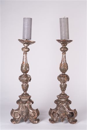 MANIFATTURA VENETA DEL XVIII SECOLO Coppia di candelabri dorati a mecca e...