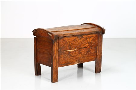 MANIFATTURA DEL XVII SECOLO Piccola credenza in legno. . Cm 94,00 x 71,50 x...