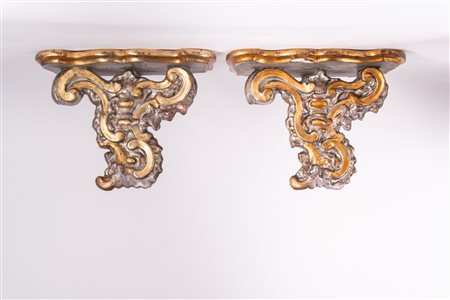 MANIFATTURA ITALIANA DEL XVII SECOLO Coppia di alzate in legno dorato. . Cm...