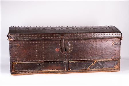MANIFATTURA SPAGNOLA DEL XVII SECOLO Cassapanca da viaggio in legno e cuoio....