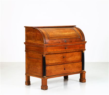 MANIFATTURA DEL XIX SECOLO Bureau a cilindro in noce a tre cassetti con...