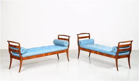 MANIFATTURA ITALIANA DEL XIX SECOLO Coppia di panche in legno, gambe a...