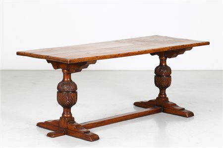 MANIFATTURA SPAGNOLA DEL XVII SECOLO Tavolo fratino in legno di noce. . . Cm...