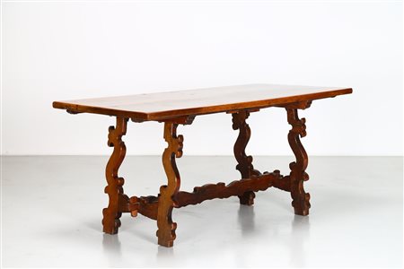 MANIFATTURA ITALIANA DEL XIX SECOLO Tavolino "fratino" in legno di noce. . Cm...