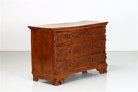 MANIFATTURA VENETA DEL XVII SECOLO Cassettone in legno di noce. . Cm 137,00 x...