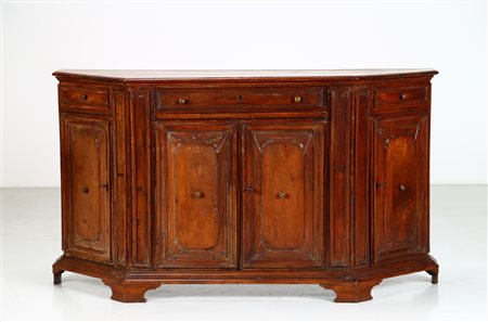 MANIFATTURA ITALIANA DEL XVII SECOLO Credenza scantonata in legno di noce. ....