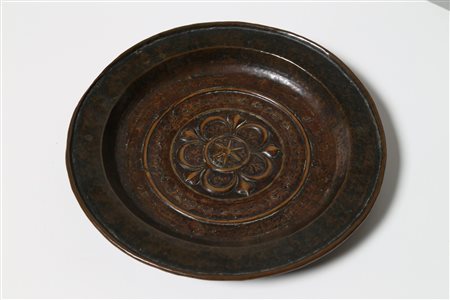 MANIFATTURA VENEZIANA DEL XVII SECOLO Piatto elemosiniere in rame sbalzato. ....