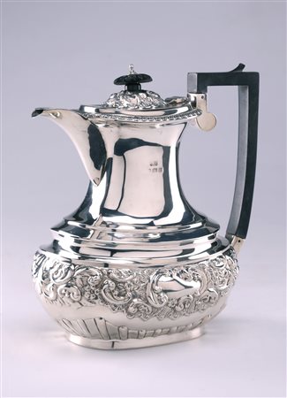 ARGENTIERE INGLESE DEL XIX SECOLO Caffettiera in argento sbalzato e...