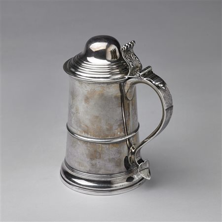MANIFATTURA INGLESE DEL XIX SECOLO Tankard in argento sbalzato e cesellato. ....