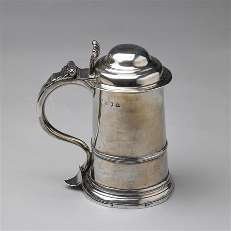 MANIFATTURA INGLESE DEL XIX SECOLO Tankard in argento sbalzato e cesellato. ....
