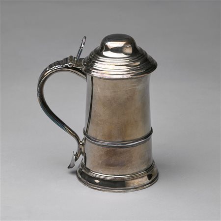 MANIFATTURA INGLESE DEL XIX SECOLO Tankard in argento sbalzato e cesellato. ....