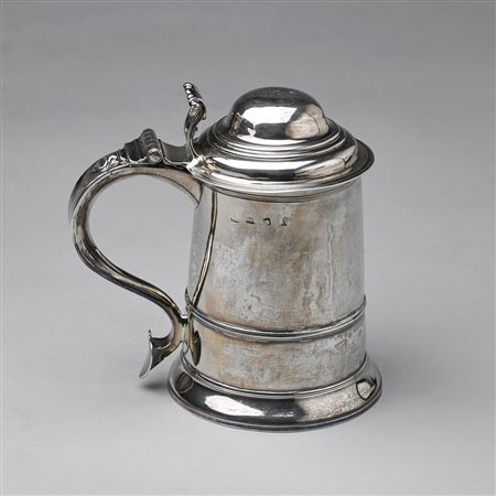 MANIFATTURA INGLESE DEL XIX SECOLO Tankard in argento sbalzato e cesellato. ....