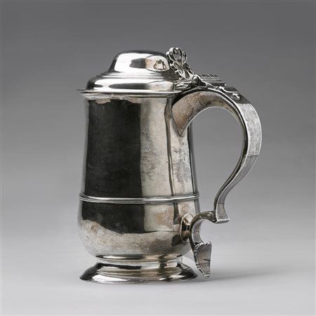 MANIFATTURA INGLESE DEL XIX SECOLO Tankard in argento sbalzato e cesellato. ....