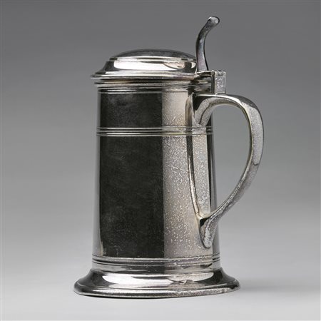 MANIFATTURA INGLESE DEL XIX SECOLO Tankard in argento sbalzato e cesellato. ....