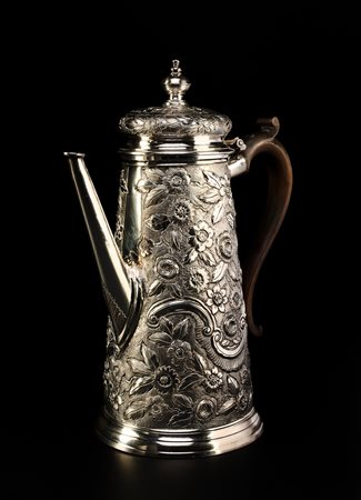 ARGENTIERE INGLESE DEL XIX SECOLO Caffettiera in argento a corpo sbalzato e...