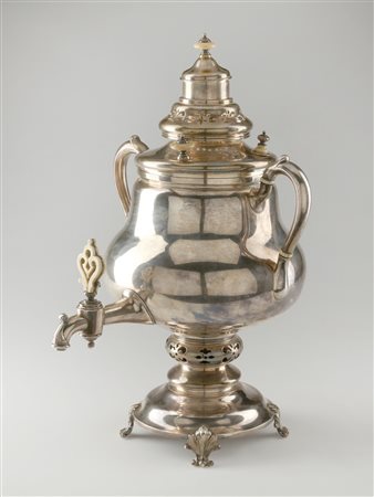 ARGENTIERE DEL XIX SECOLO Samovar in argento sbalzato, prese e rubinetto in...