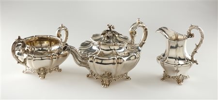 ARGENTIERE INGLESE DEL XIX SECOLO Teiera, lattiera e zuccheriera sbalzate a...