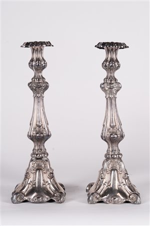 MANIFATTURA VENEZIANA DEL XVIII SECOLO Coppia di candelabri in argento...