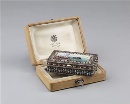 FABERGE' Scatola in argento cesellato con coperchio smaltato raffigurante un...