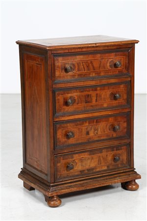 MANIFATTURA LOMBARDO-VENETA DEL XVII SECOLO Cassettoncino a quattro cassetti...