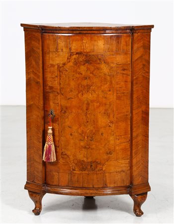 MANIFATTURA VENETA DEL XVIII SECOLO Angoliera in radica di noce a uno...