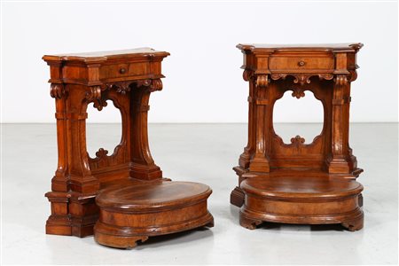 MANIFATTURA VENETA DEL XVIII SECOLO Elegante coppia di inginocchiatoi in...