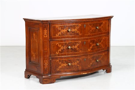 MANIFATTURA VENETA DEL XVII SECOLO Cassettone a tre cassetti, mosso sul...