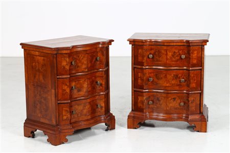 MANIFATTURA VENETA DEL XVII SECOLO Coppia di cassettoni a linea spezzata in...