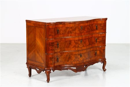 MANIFATTURA VENEZIANA DEL XVIII SECOLO Cassettone in noce e radica di noce a...