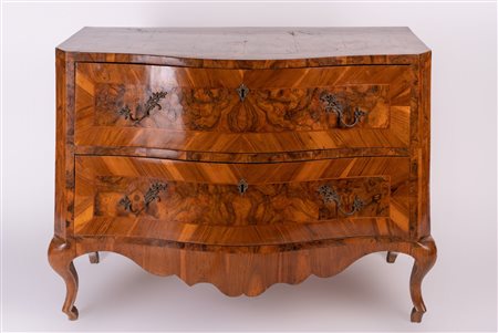 MANIFATTURA LOMBARDA DEL XVIII SECOLO Cassettone a due cassetti in noce e...