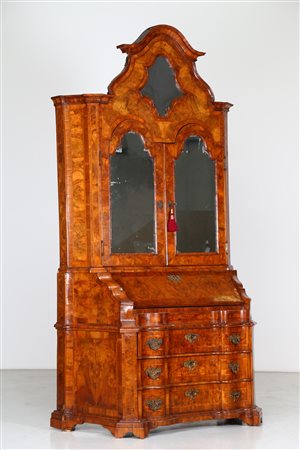 MANIFATTURA VENEZIANA DEL XVIII SECOLO Importante mobile a doppio corpo in...