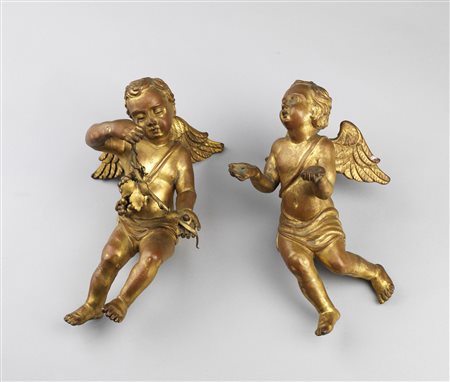 MANIFATTURA ITALIANA DEL XVII SECOLO Coppia di angeli in bronzo dorato. . Cm...
