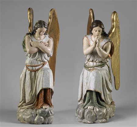 MANIFATTURA DEL XVII SECOLO Coppia di angeli in legno scolpito e dipinto. . ....