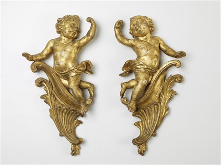 MANIFATTURA ITALIANA DEL XVIII SECOLO Coppia di putti in legno scolpito e...