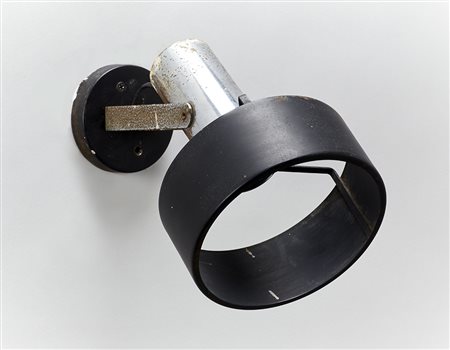 Stilnovo Faretto orientabile. Milano, anni '70. Acciaio cromato e verniciato...