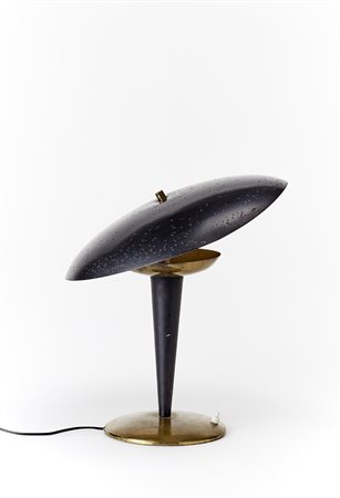 Lampada da tavolo in ottone e alluminio laccato nero. Paralume a calotta...
