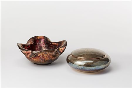 Lotto composto da un centrotavola smaltato a lustro metallico e firmato alla...