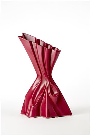 Vaso in ceramica formata a colaggio a forma di cartoccio, smaltato in...