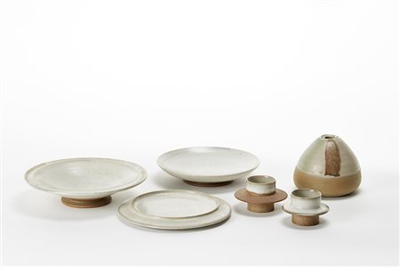 Lotto composto da tre alzatine, due portauova e un vaso soliflore in...