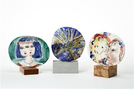 Lotto di tre tondi su basamento in ceramica smaltata in policromia...