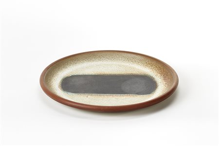 Piatto smaltato nei toni del beige, del bruno e del verde. Anni '70'/80. (d...