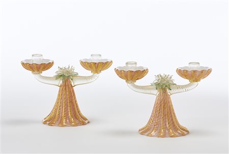 Manifattura di Murano ITA Coppia di candelieri in vetro costolato incamiciato...